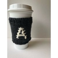 Monogrammiert A Wiederverwendbare Strickkaffeetassenhülse von ButtonsandYarnOHMY