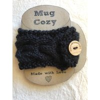 Schwarze Strick-Tasse Gemütlich - Handgemachte Kaffeewärmer von ButtonsandYarnOHMY