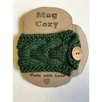 Waldgrüne Kabelstricktasse Gemütlich von ButtonsandYarnOHMY