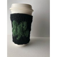Wiederverwendbare Strick-Kaffeetasse-Hülle Mit Kleeblatt von ButtonsandYarnOHMY