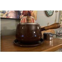 Vintage 1970Er Jahre Party Mid Century Brauner Fondue Topf Mit Holz Griffen Platte von BuyMySistersJunk