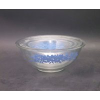 Drei Pyrex Pyr39 Schüsseln Aus Blau-Weißem Glas, Hergestellt in Den Usa. Aus Geätztem Glas Blaue Blumen Und Schleifen von BuyfromGroovy