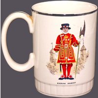 Vintage Palissy Pottery Yeoman Warder Bierkrug Halcyon Days Serie von BuyfromGroovy