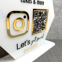 Personalisierte Qr Code Acryl Oder Holz Individuelles Social Media Schild | Instagram Ständer Für Geschäfte Tafel von ByDemirkiranDesigns