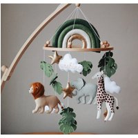 Baby Safari Mobile Mit Regenbogen | Afrika Kinderzimmer Filz Giraffe Löwe Elefant Monstera Blätter Krippe Sterne Wolken von ByEmilyDecor