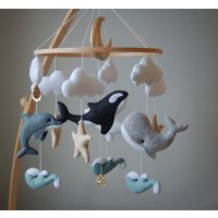 Orca Baby Mobile Mit Delfin, Beluga Und Wal | Kinderzimmer Filz Junge Delfin Meer Ozean Wellen Hängendes Kinderbett Neugeborenes Babyparty Geschenk von ByEmilyDecor
