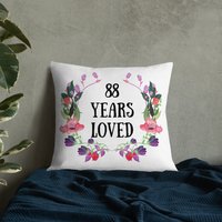 88. Geburtstagsgeschenk Für Frauen, 88 Jahre Geliebt, Altes Weibliches Geschenk, Und Fabelhaft, Geburtstag Geschenkideen, Oma Geburtstagskissen 88. Geburtstagsgeschenk Für Frauen, 88 Jahre Geliebt, Altes Weibliches Geschenk, Und Fabelhaft, Geburtstag Geschenkideen, Oma Geburtstagskissen von ByHandcraft