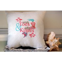 Gestickte Meerjungfrau Kissen - Strand Dekor Sandzehen & Salzige Küsse von ByTheSeashoreDecor