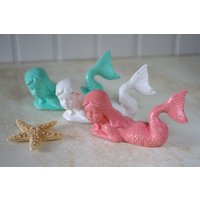 Süße Kleine Meerjungfrau Aus Gusseisen - Wählen Sie Ihre Farbe Süße Kleine Meerjungfrau Aus Gusseisen - Wählen Sie Ihre Farbe von ByTheSeashoreDecor