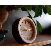 Holz Schreibtischuhr, Walnussholz Uhr Für Schlafzimmer, Vintage Schreibtischuhren, Moderne Tischuhr, Kreative Uhr, Kleine Retro Uhren von Byresinart