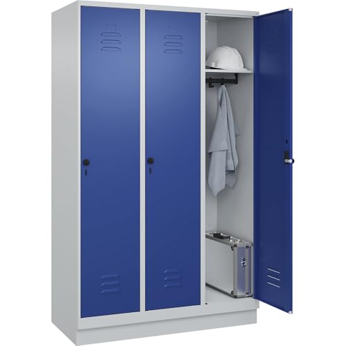C + P Möbelsysteme C+P | Spind Classic Plus | 3 Abteile | lichtgrau/enzianblau | B 1200 mm | mit Bodensockel | Drehriegel von C + P Möbelsysteme