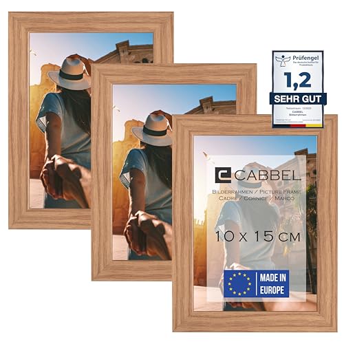 CABBEL (3er Set Bilderrahmen 10x15 cm, Eiche, stabiles MDF-Holz Rahmen, bruchsicherem Plexi-Glas, zum Aufhängen & Aufstellen, ideal für Fotos/Bilder/Collage CABBEL (3er Set Bilderrahmen 10x15 cm, Eiche, stabiles MDF-Holz Rahmen, bruchsicherem Plexi-Glas, zum Aufhängen & Aufstellen, ideal für Fotos/Bilder/Collage von CABBEL