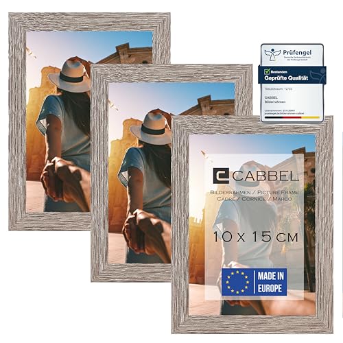 CABBEL (3er Set Bilderrahmen 10x15 cm, Eiche Dunkel, stabiles MDF-Holz Rahmen, bruchsicherem Plexi-Glas, zum Aufhängen & Aufstellen, ideal für Fotos/Bilder/Collage von CABBEL