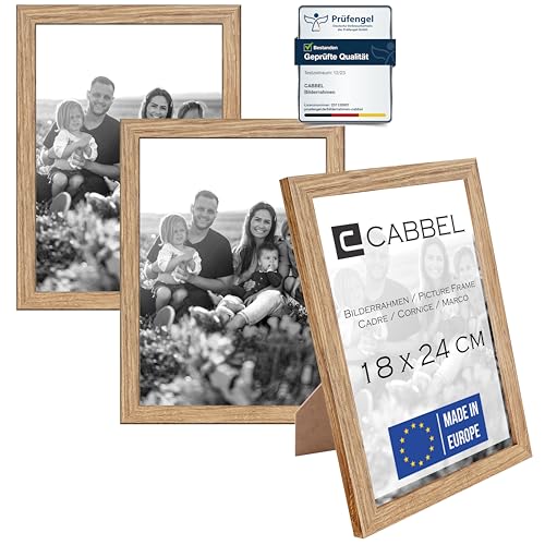 CABBEL Doppelpack (3er Set) 3x Bilderrahmen 18x24 cm, Eiche, stabiles MDF-Holz Rahmen, bruchsicherem Plexi-Glas, zum Aufhängen & Aufstellen, ideal für Fotos/Bilder/Collage CABBEL Doppelpack (3er Set) 3x Bilderrahmen 18x24 cm, Eiche, stabiles MDF-Holz Rahmen, bruchsicherem Plexi-Glas, zum Aufhängen & Aufstellen, ideal für Fotos/Bilder/Collage von CABBEL