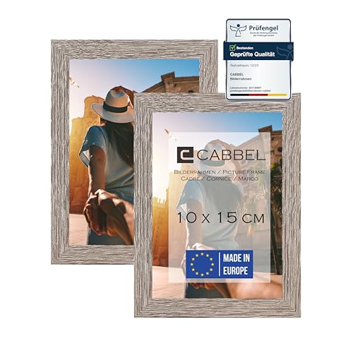 CABBEL Doppelpack (2er Set) Bilderrahmen 10x15 cm, Eiche Dunkel, stabiles MDF-Holz Rahmen, bruchsicherem Plexi-Glas, zum Aufhängen & Aufstellen, ideal für Fotos/Bilder/Collage von CABBEL