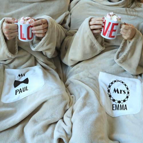 CADEAUX.COM Doppelte Kuscheldecke mit Ärmeln - Mr. and Mrs. personalisiert für EIN Paar - TV-Decke, 150 x 240 cm XL - Personalisierbares Geschenk von CADEAUX.COM