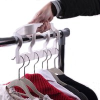 Tür mit 9 Kunststoffkleiderbügeln Tür mit 9 Kunststoffkleiderbügeln von CALICOSY