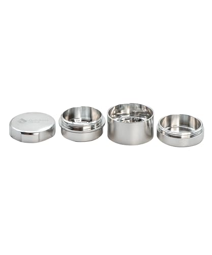 Toothless Grinder "To-Go" „San Francisco“ Silber | Zahnlos | Sehr feiner Grind | Luftfahrt-Aluminium eloxiert | 4 – teilig | Inkl. „Stash“ Fach im Deckel | Patentierte Technologie von Stache Toothless Grinder "To-Go" „San Francisco“ Silber | Zahnlos | Sehr feiner Grind | Luftfahrt-Aluminium eloxiert | 4 – teilig | Inkl. „Stash“ Fach im Deckel | Patentierte Technologie von Stache von CALIFORNIA'S CHOICE
