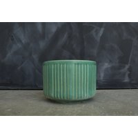 Vintage Mid Century Modern Matte Grüne Gerippte Keramik Aus Pflanztopf von CALIVINTAGEUSA