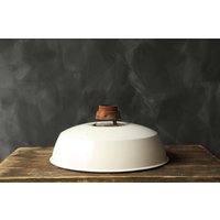 Vintage White Porcelian Industrielle Gasstation Scheunenpfanne Deckenleuchteschirm von CALIVINTAGEUSA