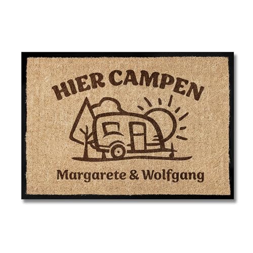 CAMPIDOO Camping Fussmatte Hier campen... - WoWa personalisierbar, Maße: 35x50cm - Anti-Rutschunterseite - Farbe: Bunt CAMPIDOO Camping Fussmatte Hier campen... - WoWa personalisierbar, Maße: 35x50cm - Anti-Rutschunterseite - Farbe: Bunt von CAMPIDOO