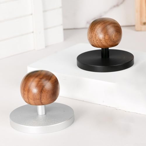 Ästhetisches Design trifft Funktionalität in diesem Kaffee-Tamper aus Aluminiumlegierung mit Holzgriff (C) von CARMOTTER