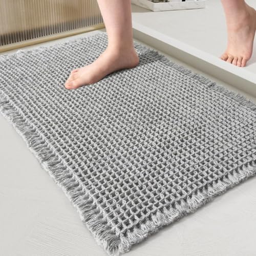 Rutschfester, weicher Badezimmerteppich: waschbare Badematte, schnell trocknend und stilvoll mit Quasten. (B) von CARMOTTER