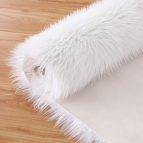 CAROMIO Faux Schaffell Teppich Bodenmatte Flauschig Weich Warm Vorleger Kunstfell Dekofell Bettvorleger Hochflor rutschfest Gemütliches Matte für Wohnzimmer Schlafzimmer, Weiß Unregelmäßig 60x160 cm von CAROMIO