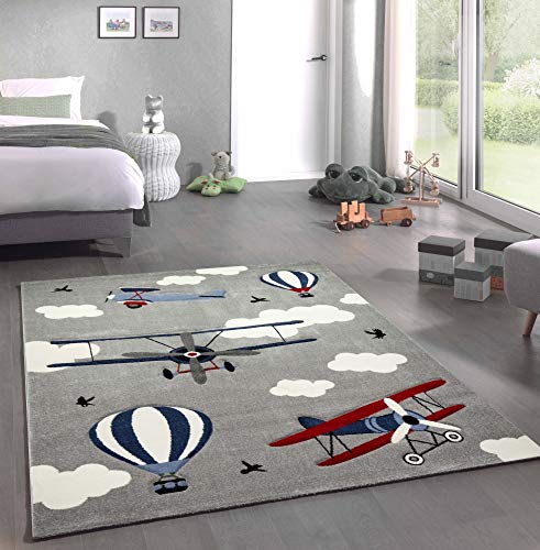 CARPETIA Teppich Kinderzimmer Flugzeuge Doppeldecker Heißluftballon grau blau Creme Größe 120x170 cm von CARPETIA