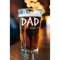 Für Neuen Vater - Dad Est 2022 Schwangerschaftsankündigung Dad Pint Glass Geschenk Für Ihn Zum Befördert Personalisiertes Bierglas von CARVELITA