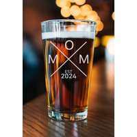 Mom Est 2024 - Für Neue Mutter Schwangerschaft Ankündigung Mama Pint Glas Geschenk Für Sie Befördert Zur Personalisiertes Bierglas von CARVELITA