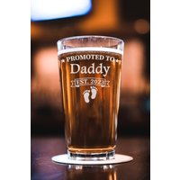 Neue Papa Schwangerschaft Ankündigung - Neues Vater Geschenk Befördert Zum Daddy Est 2023 Pint Glas Für Neuen Personalisiertes Bierglas von CARVELITA