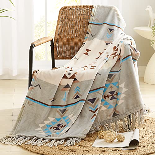 CASAAGUSTO Boho-Überwurfdecke, dekorative Decken mit Quaste, bedruckte Flanell-Decke für Stuhl, Bett, Sofa, Couch (50 x 60 cm, Grün und Beige) von CASAAGUSTO