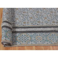 Schwarzer Baumwollteppich Blockbedruckter Kelim Baumwoll-Flachgewebe-Läufer Flur-Treppenläufer-Teppich Wohnzimmerteppich 5x8 Fuß Schwarzer Baumwollteppich Blockbedruckter Kelim Baumwoll-Flachgewebe-Läufer Flur-Treppenläufer-Teppich Wohnzimmerteppich 5x8 Fuß von CASAVANIHOMES