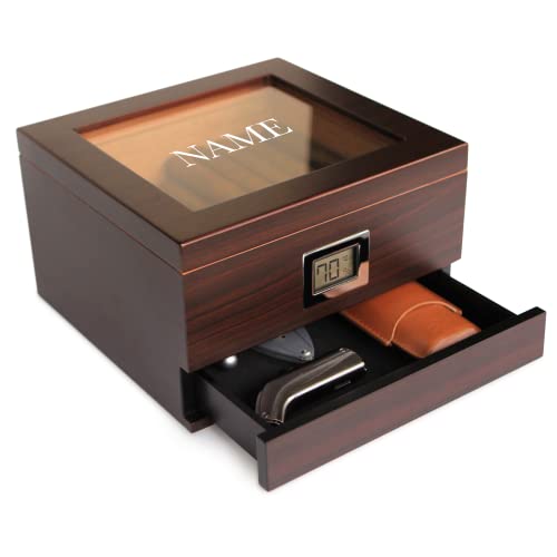 CASE ELEGANCE Digitaler Hygrometer mit Humidor aus spanischem Zederholz in Kirschholz-Optik mit Vitrine, eingelassener Magnetdichtung und Zubehörschublade… (Monogrammiert Braun) von CASE ELEGANCE