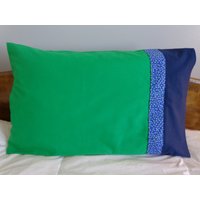 Grün Und Blau Mit Blumen - Standard Kissenbezug Single von CASESPLUS