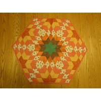 Table Topper - Gebranntes Orange & Grünes Hexagon von CASESPLUS