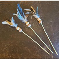 Katzenspielzeug - Lino Katzenstab Naturholzstab Kurz Mit Holzkugel, Kork Und Federn Katzenspielzeug - Lino Katzenstab Naturholzstab Kurz Mit Holzkugel, Kork Und Federn von CATMoveArt