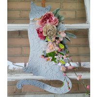 Große 50 cm Holzkatze Gemustert Mit Rosa Und Weißen Blumen Kristallhalsband Geschenk Für Katzenliebhaber Katzenmutterkranz Frühlingstüraufhänger von CATastropheTreasures