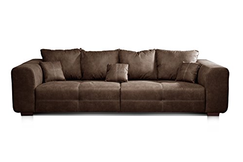 CAVADORE Big Sofa Mavericco / Big Couch im modernen Design in Lederoptik / Inklusive Rückenkissen und Zierkissen / 287 x 69 x 108 cm (BxHxT) / Mikrofaser Braun von CAVADORE