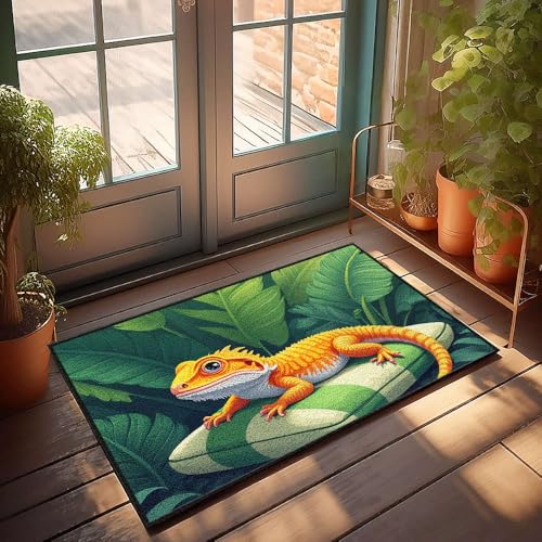 CBRT Stuff For Your Room Fußmatte mit buntem Eidechse auf einem gestreiften Kissen inmitten von üppigem grünem Laub, Fußmatte, Innendekoration, Willkommens-Matten für Haustür (65 x 90 cm) von CBRT