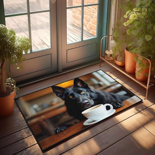 Küchenmatten für den Boden, ein schwarzer Hund mit gelben Augen, sitzt an einem Tisch, Pfoten bei einer Tasse Kaffee, Fußmatte, Outdoor-Dekorationen für Terrasse, Musikdekoration (65 x 90 cm) von CBRT