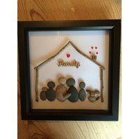 Handgefertigtes Pebble Art Familienbild Einzigartiges Gerahmtes Geschenk Handgefertigtes Pebble Art Familienbild Einzigartiges Gerahmtes Geschenk von CCBYVICKI