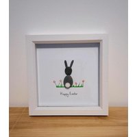 Handgefertigtes Pebble Art Osterhasenbild - Einzigartiges Gerahmtes Geschenk Handgefertigtes Pebble Art Osterhasenbild - Einzigartiges Gerahmtes Geschenk von CCBYVICKI
