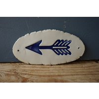 Keramikschild Pfeil/Wohndeko Türschild Vintage Dekor Zaunschild von CERAMICSbyVITA