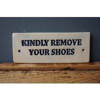 Kindly Remove Your Shoes Schild/Keramik Tür - Oder Wandschild von CERAMICSbyVITA