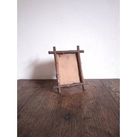 Antiker Geschnitzter Kleiner Hölzerner Tischplattenbilderrahmen in Volkskunststil von CEsourced