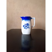 Antiker Rustikaler Keramikkrug Mit Tiefblauer Farbe Und Blumenmotiv von CEsourced