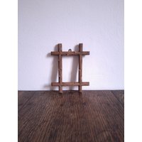 Ein Kleiner Antiker Hölzerner Geschnitzter Volkskunst An Der Wand Befestigter Horizontaler Foto -/Bilderrahmen Ein Kleiner Antiker Hölzerner Geschnitzter Volkskunst An Der Wand Befestigter Horizontaler Foto -/Bilderrahmen von CEsourced