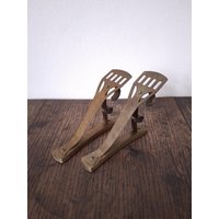 Ein Paar Blattartig Patinierte Gardinenstangenhalter Aus Metall Im Jugendstil von CEsourced